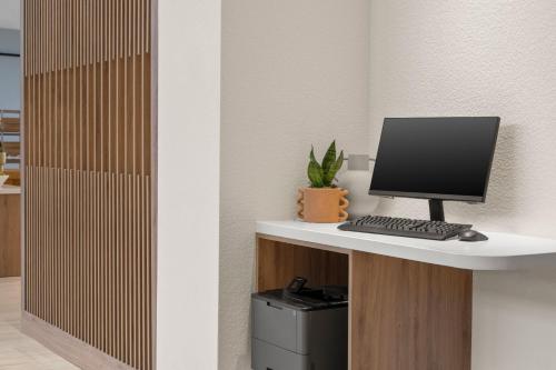 Element Springfield Southにあるテレビまたはエンターテインメントセンター