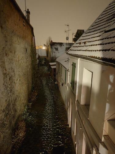 une allée entre deux bâtiments d'une ville dans l'établissement Lovelyottoman in Paris, à Longjumeau