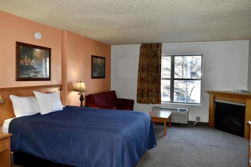 Кровать или кровати в номере Grand Smokies Resort Lodge Pigeon Forge