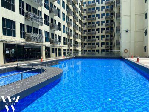 une grande piscine au milieu d'un bâtiment dans l'établissement Ming SCSP, à Kota Kinabalu