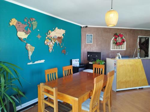 une salle à manger avec une table et un mur bleu dans l'établissement Hostal Casa Lhotse, à Viña del Mar