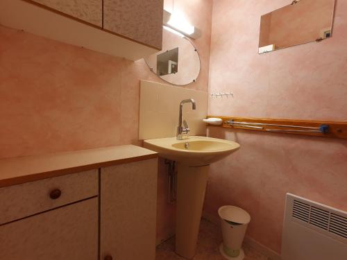 ein kleines Bad mit einem Waschbecken und einem Spiegel in der Unterkunft Maison La Faute-sur-Mer, 2 pièces, 4 personnes - FR-1-476-21 in La Faute-sur-Mer