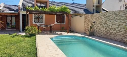申提納里歐的住宿－Casa Girasoles，一座房子旁的院子内的游泳池