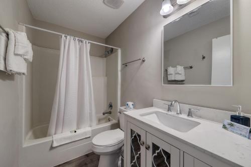 uma casa de banho com um lavatório, um WC e um espelho. em 1408 Perrin Dr, Unit B - Ocean Walk Sleeps 8 em Myrtle Beach