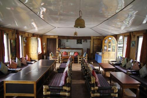 uma sala com mesas e cadeiras num comboio em Vamoose Cherry Resort em Pelling