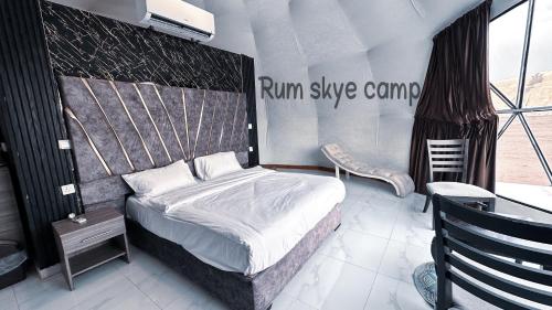 1 dormitorio con cama y mesa de cristal en Rum Skye camp en Wadi Rum