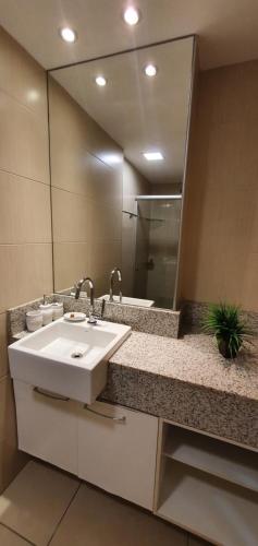 baño con lavabo y espejo grande en Landscape Beira Mar, en Fortaleza