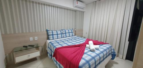 um quarto com uma cama com um urso de peluche em Landscape Beira Mar em Fortaleza
