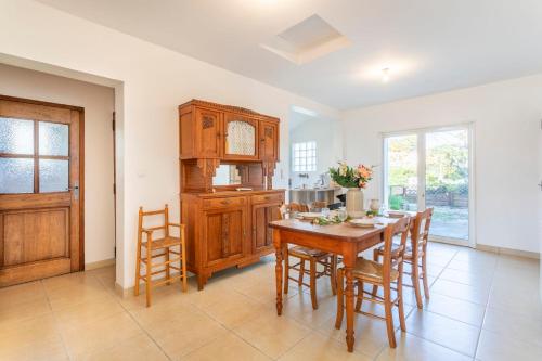 - une cuisine avec une table et des chaises en bois dans la chambre dans l'établissement Maison des Lilas - Welkeys, à La Seyne-sur-Mer