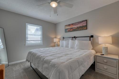 - une chambre avec un grand lit et un ventilateur de plafond dans l'établissement 1408 Perrin Dr, Unit A - Ocean Walk Sleeps 8, à Myrtle Beach