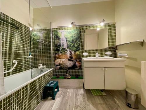 Appartement T2 lumineux près des Thermes, calme et confort, 2 étoiles, avec balcon et parking - FR-1-503-71