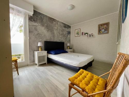 une chambre avec un lit, une chaise et une fenêtre dans l'établissement Appartement T2 lumineux près des Thermes, calme et confort, 2 étoiles, avec balcon et parking - FR-1-503-71, à Balaruc-les-Bains