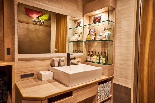 東京的住宿－Hotel BaliAn Resort Shinjuku Glamping，浴室设有白色水槽和镜子