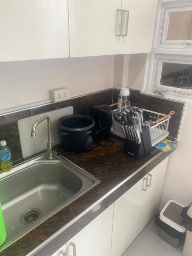 Sorsogon的住宿－Comfy staycation I in Sorsogon City，厨房台面设有水槽和水槽