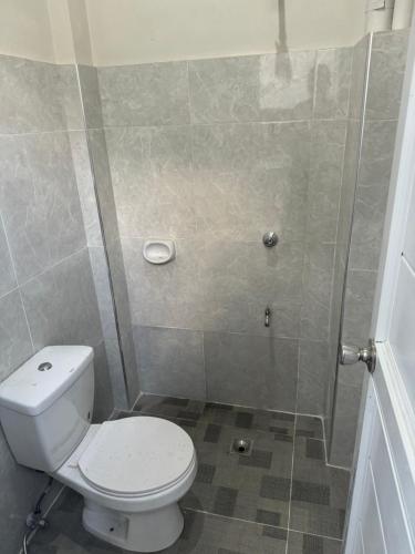La salle de bains est pourvue d'une douche et de toilettes. dans l'établissement Comfy staycation I in Sorsogon City, à Sorsogon