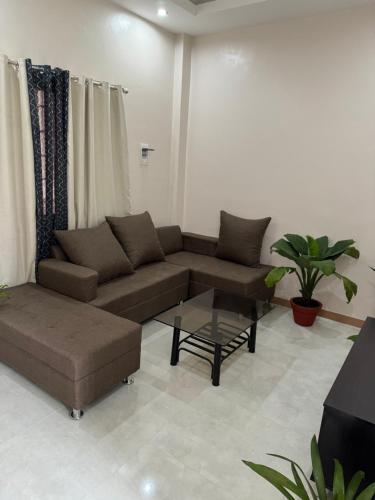 - un salon avec un canapé et une table basse dans l'établissement Comfy staycation I in Sorsogon City, à Sorsogon
