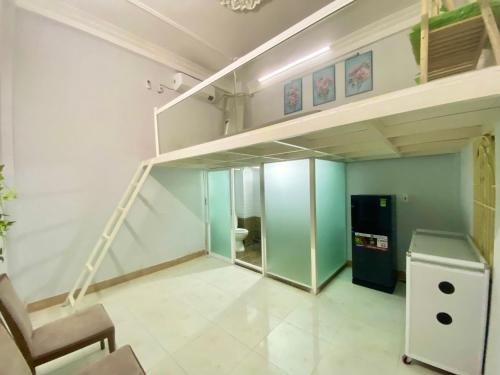 une chambre avec un escalier et une chambre avec une chaise dans l'établissement Chiip House, à Hô-Chi-Minh-Ville