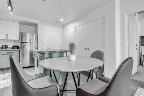a kitchen with a table and chairs in a room at The Nomad Roosevelt in Phoenix