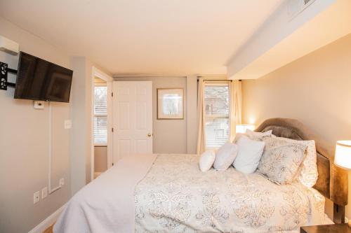 Katil atau katil-katil dalam bilik di Multi-level Townhouse, Harvard, Mit, Red Line