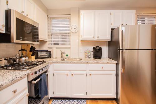 Dapur atau dapur kecil di Multi-level Townhouse, Harvard, Mit, Red Line