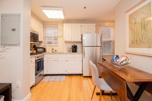 Dapur atau dapur kecil di Multi-level Townhouse, Harvard, Mit, Red Line