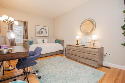 Katil atau katil-katil dalam bilik di Multi-level Townhouse, Harvard, Mit, Red Line