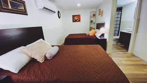 Habitación de hotel con cama y baño en Estudio Luxury zona 13 Aeropuerto, en Guatemala