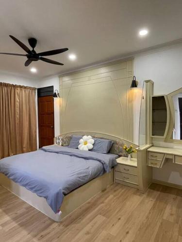 a bedroom with a bed and a ceiling fan at Cozy 2StoreyHome 5Room11Pax@ChaiLengPark in Perai