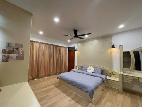Cama ou camas em um quarto em Cozy 2StoreyHome 5Room11Pax@ChaiLengPark