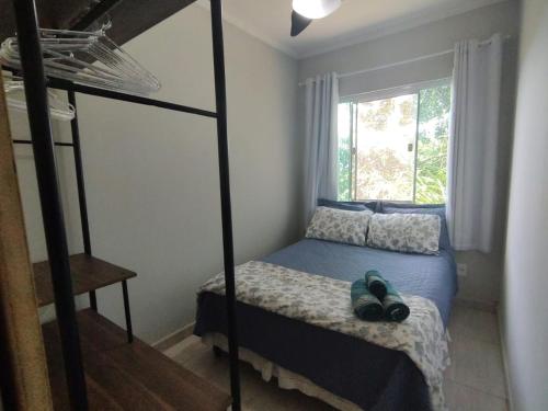 een slaapkamer met een stapelbed en een raam bij Solares le Bien apartamento proxímo a praia in Búzios