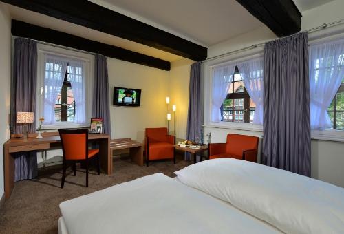 TV a/nebo společenská místnost v ubytování Hotel Ratskeller