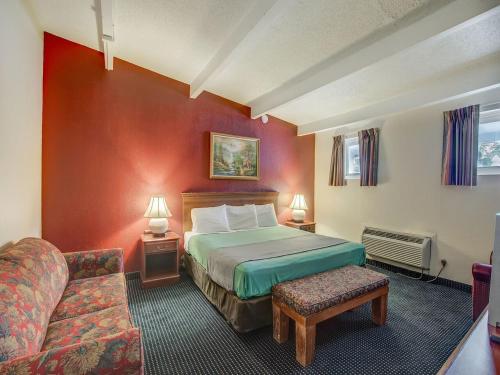 Un pat sau paturi într-o cameră la Scottish Inn Whippany