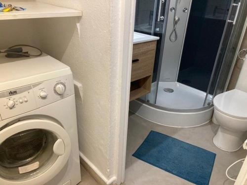 La salle de bains est pourvue d'un lave-linge et d'une douche. dans l'établissement Charmant appartement climatisé avec terrasse - Bormes-les-Mimosas - FR-1-308-192, à Bormes-les-Mimosas