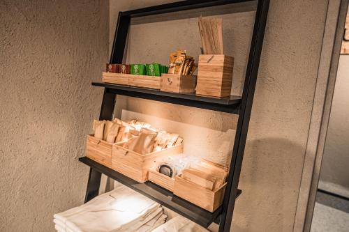 uma prateleira com caixas de madeira numa sala em Wayfarer Kyoto Shijo em Quioto