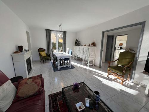 un salon avec un canapé et une table dans l'établissement Maison Centre-Ville avec Terrasse, 3 Chambres, Garage - Valras-Plage - FR-1-701-79, à Valras-Plage