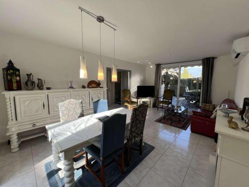 un salon avec une table et une salle à manger dans l'établissement Maison Centre-Ville avec Terrasse, 3 Chambres, Garage - Valras-Plage - FR-1-701-79, à Valras-Plage
