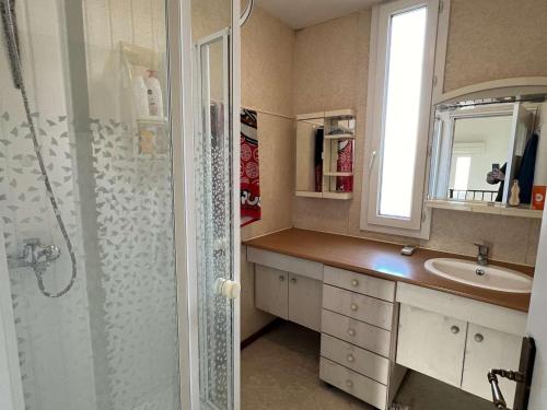 une salle de bain avec douche et lavabo dans l'établissement Maison Centre-Ville avec Terrasse, 3 Chambres, Garage - Valras-Plage - FR-1-701-79, à Valras-Plage