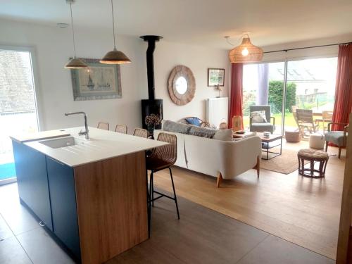 Il comprend une cuisine et un salon. dans l'établissement Maison cosy 8 pers. à 450m de la plage, grand jardin, proche commerces et port de Saint-Jacques. - FR-1-639-111, à Sarzeau