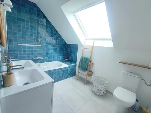 une salle de bain avec un lavabo et des toilettes et une fenêtre dans l'établissement Maison cosy 8 pers. à 450m de la plage, grand jardin, proche commerces et port de Saint-Jacques. - FR-1-639-111, à Sarzeau