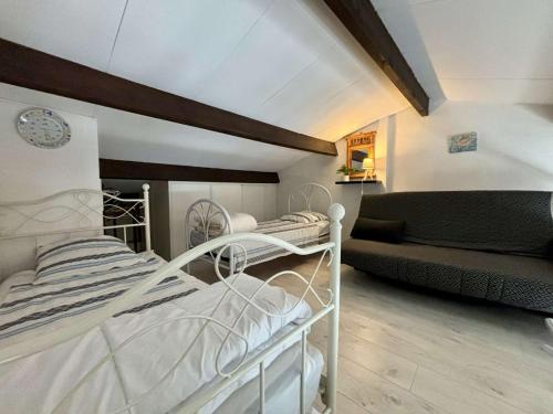 um quarto com 2 beliches e um sofá em Appartement Saint-Pierre-d'Oléron, 2 pièces, 4 personnes - FR-1-246A-294 em Saint-Pierre-dʼOléron