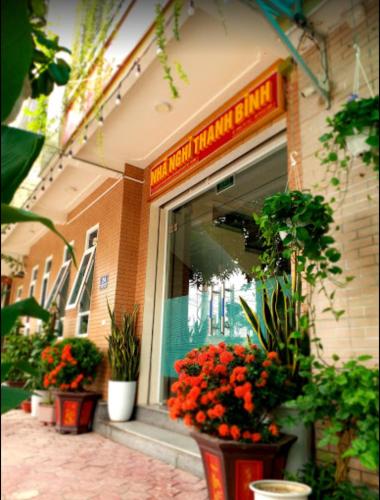 Nhà nghỉ Thanh Bình في Ngô Xa: متجر به زهور أمام النافذة
