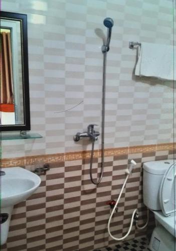 A bathroom at Nhà nghỉ Thanh Bình