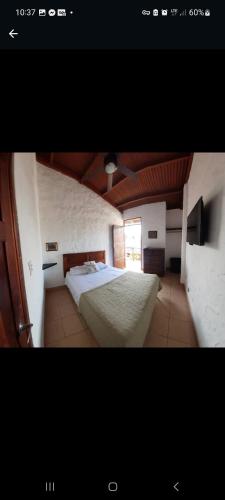 um quarto com uma cama grande num quarto em San Carlos beach in em San Carlos
