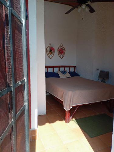 um quarto com uma cama e uma ventoinha de tecto em San Carlos beach in em San Carlos