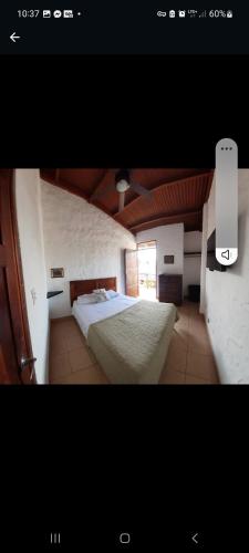 1 dormitorio con 1 cama grande en una habitación en San Carlos beach in, en San Carlos