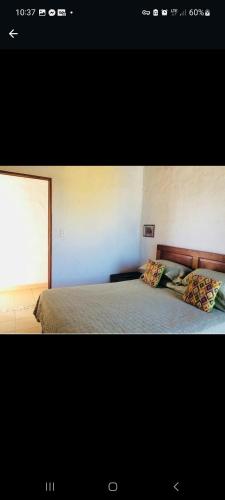 ein Schlafzimmer mit einem Bett mit zwei Kissen und einem Fenster in der Unterkunft San Carlos beach in in San Carlos