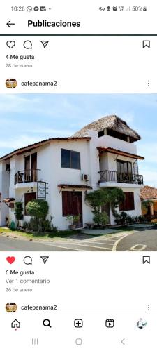 una foto di una casa bianca con un sito web di San Carlos beach in a San Carlos