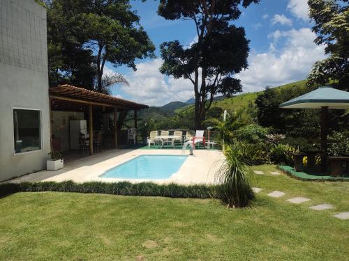 Bazén v ubytovaní Casa da montanha, sítio em Secretário (Petrópolis) alebo v jeho blízkosti