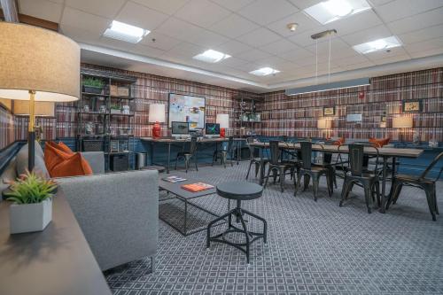 biblioteca con mesas y sillas en Crown New Haven Hotel at Yale, en New Haven