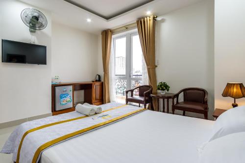 Un dormitorio con una cama grande y una ventana en Diamond Sea Hotel en Vung Tau